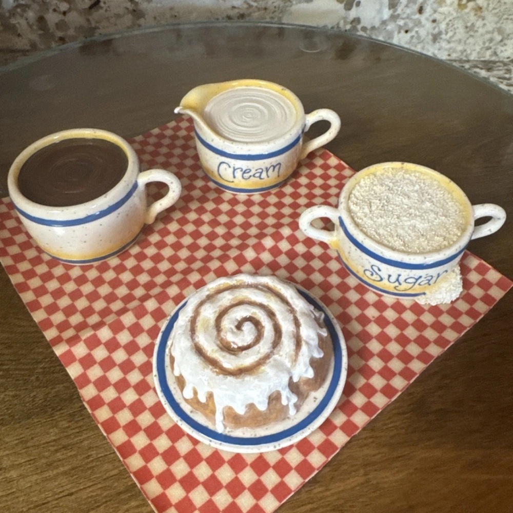 ENESCO - Mary's Moo Moo's Set of 4 Cream Sugar Coffee Cinnamon Roll Display 1998